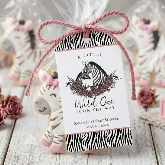 Sebrasafari Baby Shower Lilla Vilda Tack Presentetikett (Zebra Safari Baby Girl Shower Little Wild One favor tags with blush roses and zebra print)