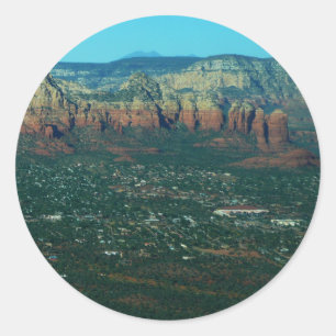 Sedona och Coffee Pot Rock från ovan Runt Klistermärke