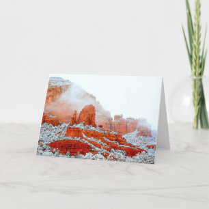 Sedona röda stenar i snö kort