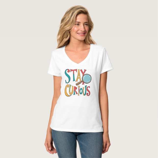 Seek Knowledge: Inspiring 'Stay Curious' Quote T Shirt (Hel framsida)