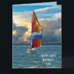 Segelbåt 50:e födelsedagskort kort<br><div class="desc">segelbåt med regnbågsspinnaker på blå vatten och sommarbakgrunden himlar för födelsedag</div>