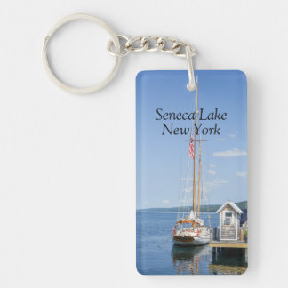 Segelbåt dockad i Seneca Sjö