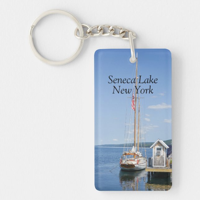 Segelbåt dockad i Seneca Sjö (Framsidan)