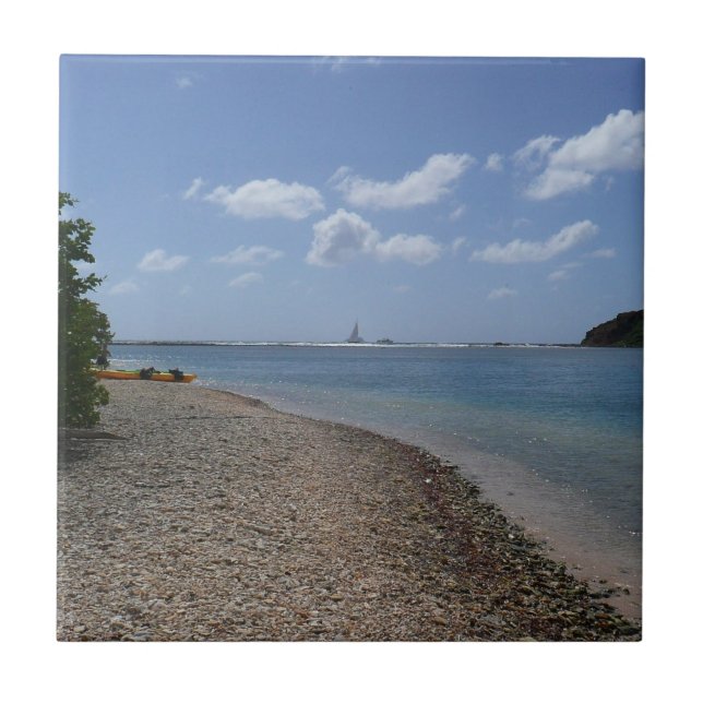 Segelbåt i Avstånd på St. Thomas Kakelplatta (Framsidan)