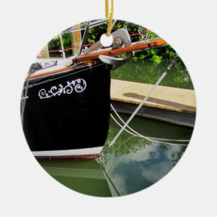 Segelbåt med Bow Sprit och reflexioner i Vatten Julgransprydnad Keramik