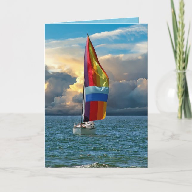 segelbåt med regnbågsspinnaker på vatten kort (Framsida)