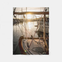 Segelbåt och solnedgång i marina