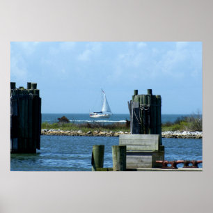 Segelbåt som lämnar silver sjön på den Ocracoke ön Poster