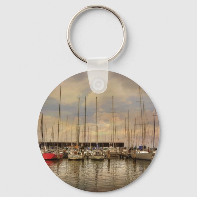 Segelbåt vid Marina i väntan på Helg Nyckelring (Framsida)