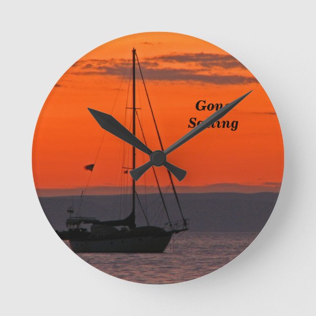 Segelbåt vid Orange Sunset, Small Round Rund Klocka (Framsida)