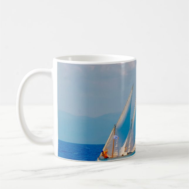Segelbåtar av klassisk trä i tävling, Spetses i Kaffemugg (Vänster)