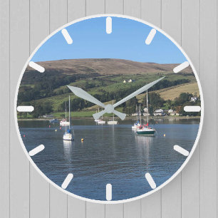 Segelbåtar i en Bay i Sunny Scotland. Stor Klocka