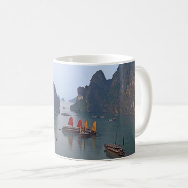 Segelbåtar i Ha Long Bay - Vietnam, Asien Kaffemugg (Framsida höger)