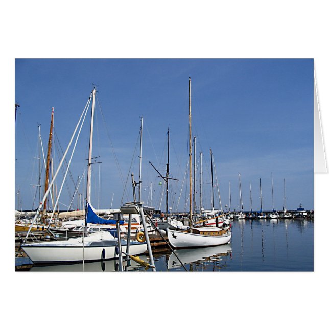 Segelbåtar i hamnen hälsningskort (Framsidan Horizontal)