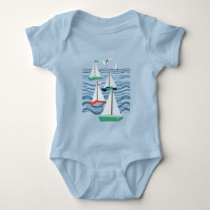 Segelbåtar måsar och havsvågor t shirt