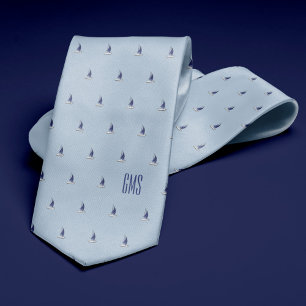 Segelbåtar med monogrammatiskt ljusblått slips