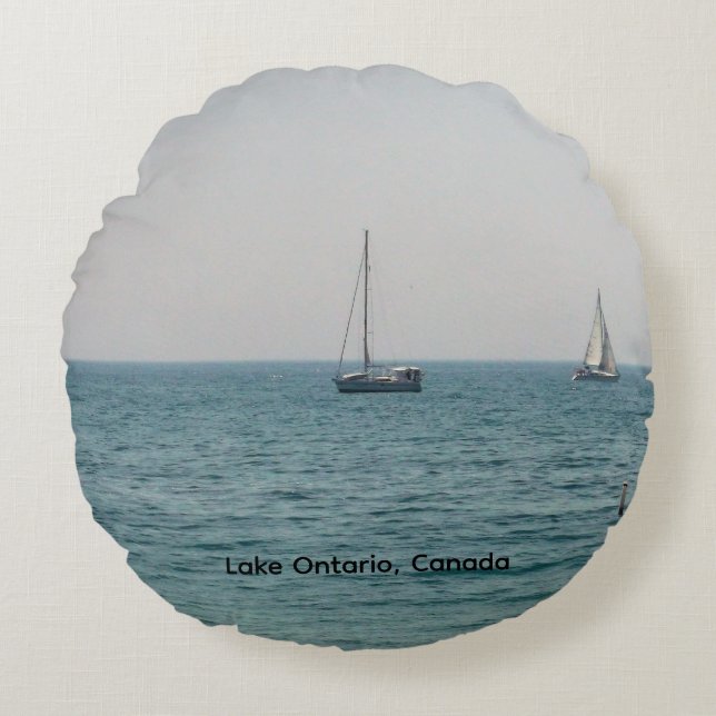 Segelbåtar på Lake Ontario  Rund Kudde (Framsidan)