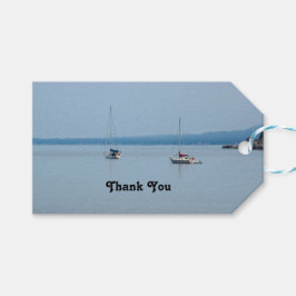 Segelbåtar vid floden som är stor presentetikett