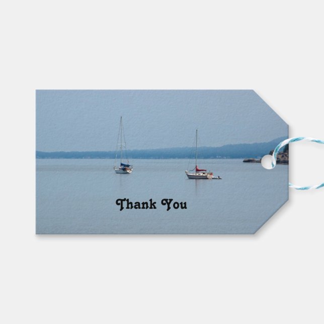 Segelbåtar vid floden som är stor presentetikett (Framsidan (Horisontell))