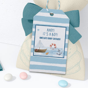 Segelbåten Ahoy har en blå babydusch. Presentetikett