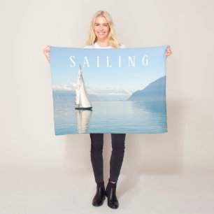 Segelbåtens Lugn Blue Sjö & Blå himmel, vit text Fleecefilt