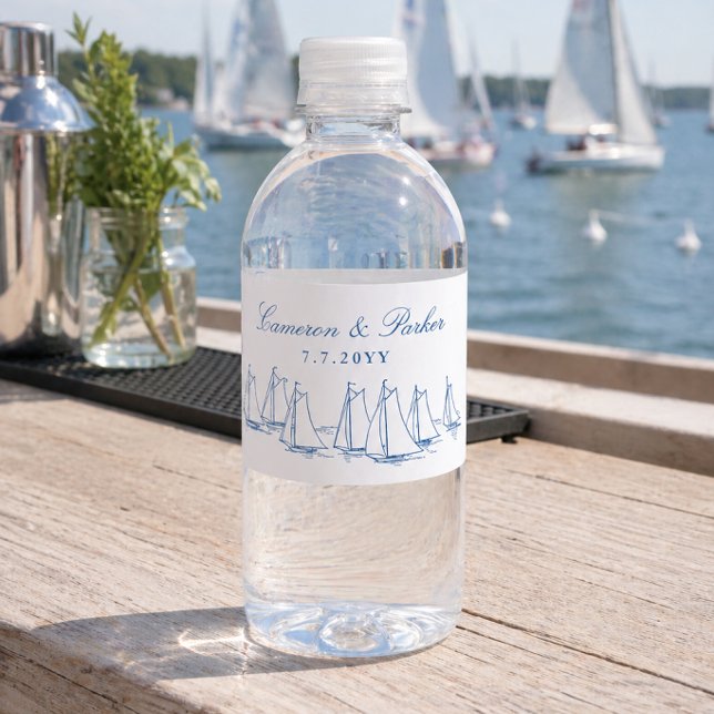 Segelbåts Regatta Yachtklubb Bröllopspresent Vattenflaskor Etikett (Sailboat Regatta Yacht Club Wedding Favor Custom Water Bottle Label in navy blue by Concertina Press)