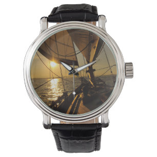 Segelbåtsdäck, på väg in i den nedgående solen armbandsur