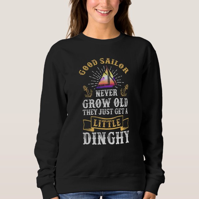 Segelsjöman föder aldrig upp gammalt Dinghy-segelb T Shirt (Framsida)