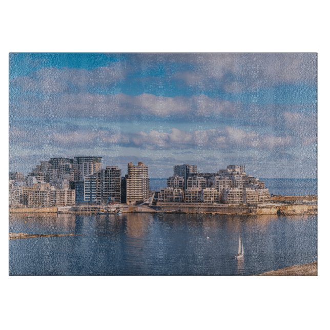 Segemhamn och skyscraper på Malta (Framsidan)