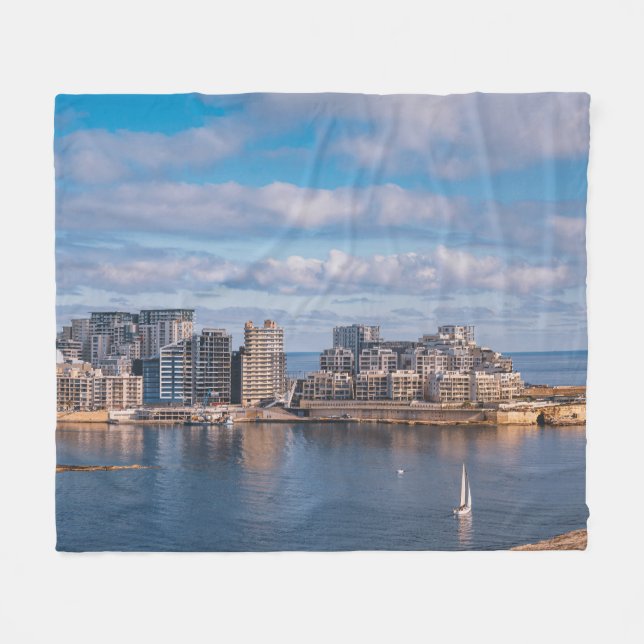 Segemhamn och skyscraper på Malta Fleecefilt (Framsidan (Horisontell))