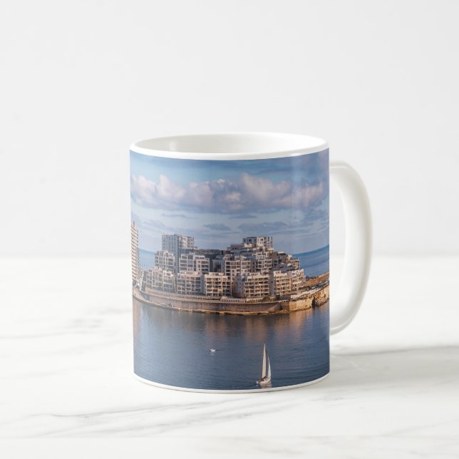 Segemhamn och skyscraper på Malta Kaffemugg (Framsida höger)