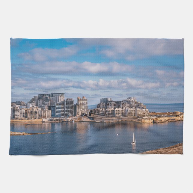 Segemhamn och skyscraper på Malta Kökshandduk (Horisontell)