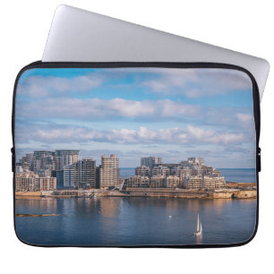 Segemhamn och skyscraper på Malta Laptop Fodral