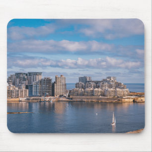 Segemhamn och skyscraper på Malta Musmatta