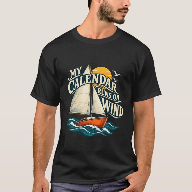 Seglar Min Kalender Körs På Vind T Shirt (Framsida)