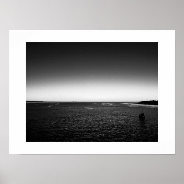 Segling från Harbour Sunset Black and White Poster (Framsidan)