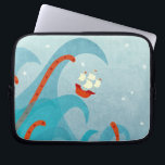 Segment Äventyr Laptop Fodral<br><div class="desc">En ensam segelsjöman eller fullt av intrepida sjömän går i en enorm våg när ett tentaklat havsmonster når ut från det djupa blåa havet. För din favoritresande,  resande eller kapten. Originalkonst av Nic Squirrell.</div>