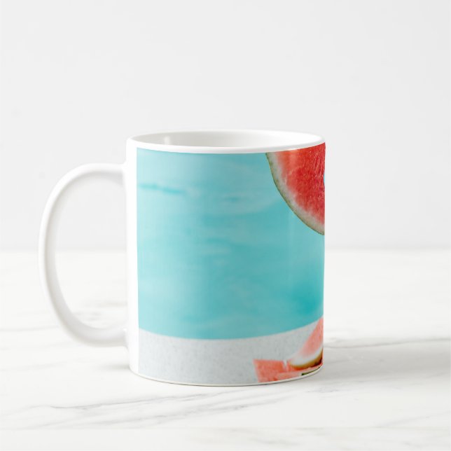 Segmenterad vattenmelon på vit papper kaffemugg (Vänster)