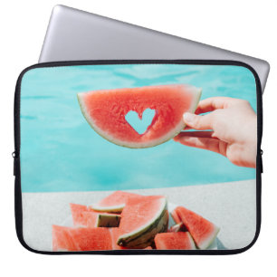 Segmenterad vattenmelon på vit papper laptop fodral