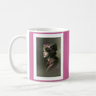 segrande kvinnans hoppfulla uttryck kaffemugg