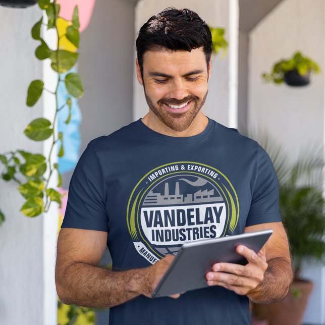 Seinfeld | Vandelay Industries Logotyp T Shirt (Person wearing t-shirt)