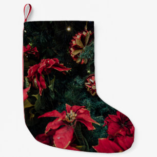 SELEKTIV FOKUS-FOTOGRAFI AV RÖD POINSETTIA-PLAN LITEN JULSTRUMPA