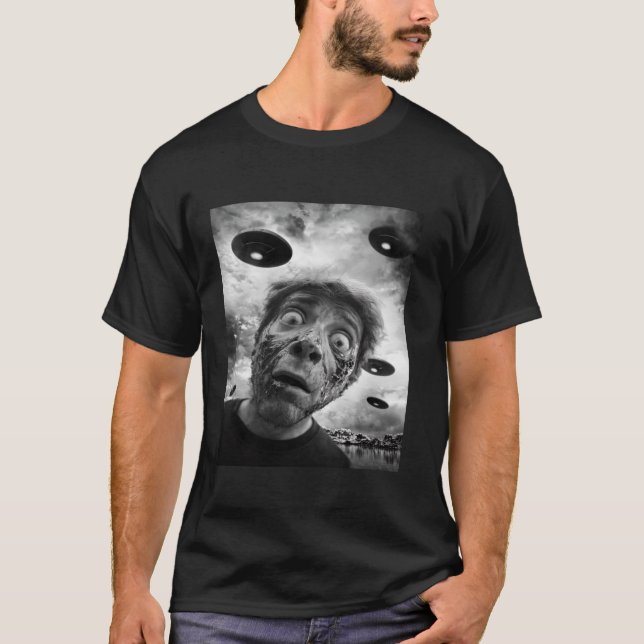 Selfie with UFOs Alien Funny Zombie Halloween T Shirt (Framsida)