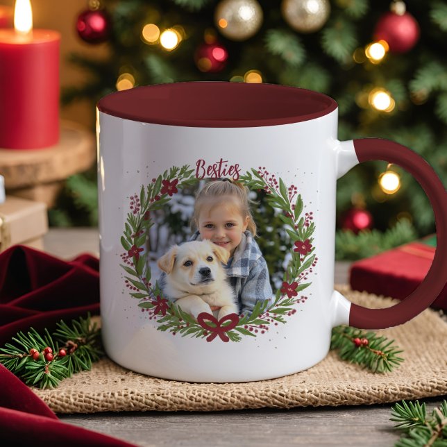 Semesterfoto Elegant Krans Röd Julbåge Mugg (Personalized holiday mug with your photos, hand-painted wreath, and festive red bow design.)