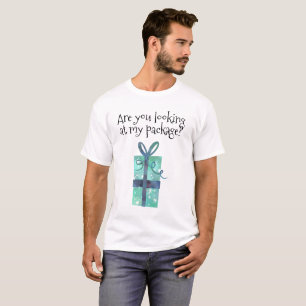 Semesternöje som tittar på mitt paket t shirt