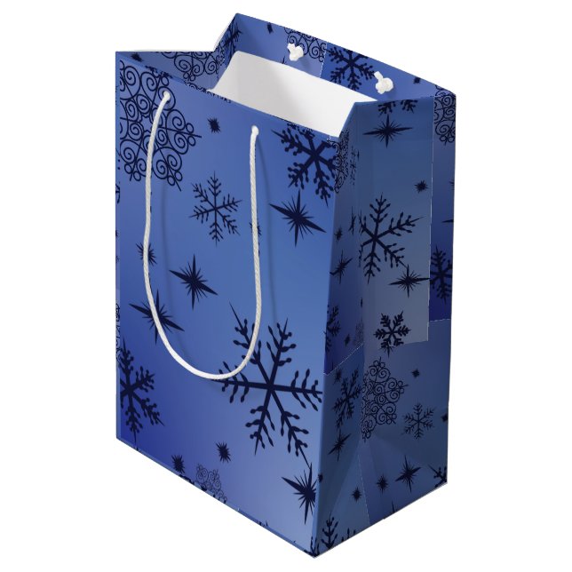 Semesterpresentpåse med svart snöflingstryck (Baksidan Vinklad)