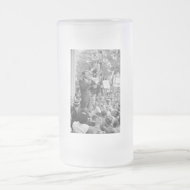 Sen Robert Kennedy Campaigning för USA:s president Frostat Ölglas (Center)