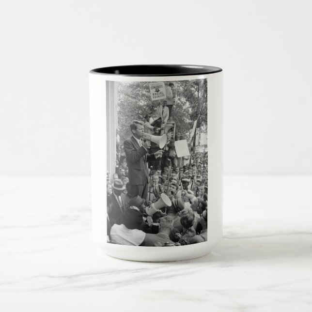 Sen Robert Kennedy Campaigning för USA:s president Mugg (Center)