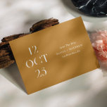 Senap Brun Höst Bröllop | Rustik Höst Foto Spara Datumet<br><div class="desc">Dela din bröllopsdatum med modern och varm karaktär med hjälp av detta minimalistiska "Save the Date"-kort i mörkbrun färg. Den djärva och redaktionella datumlayouten skapar en ren och designfokuserad look på framsidan, medan baksidan har plats för ett fullständigt parfoto som lägger till en personlig touch. Den varma och naturliga estetiken...</div>