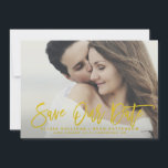 Senap Rustic Calligraphy Spara vårt datumkort Spara Datumet<br><div class="desc">Rustic spara datum meddelande med senap gult borstar modern kalligrafi och prickar mönster. Liknande artiklar och andra färg finns tillgängliga.</div>